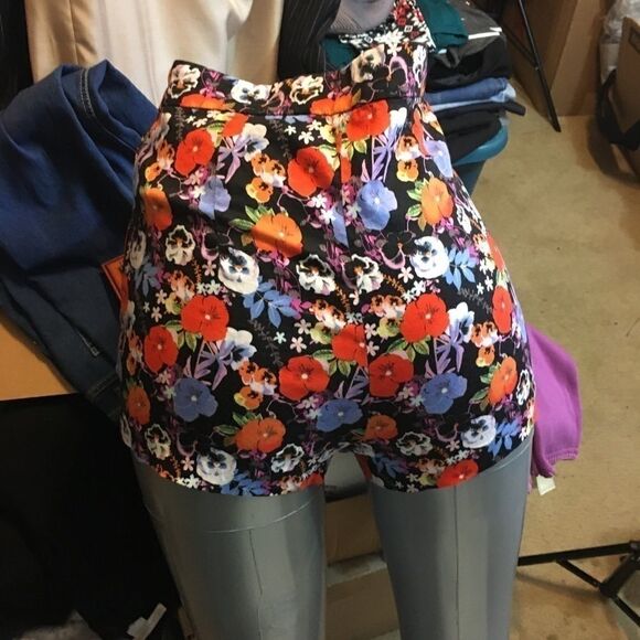 Cover Stitched High Waisted Shorts Black w/Floral Print Small EUC - Picture 4 of 7